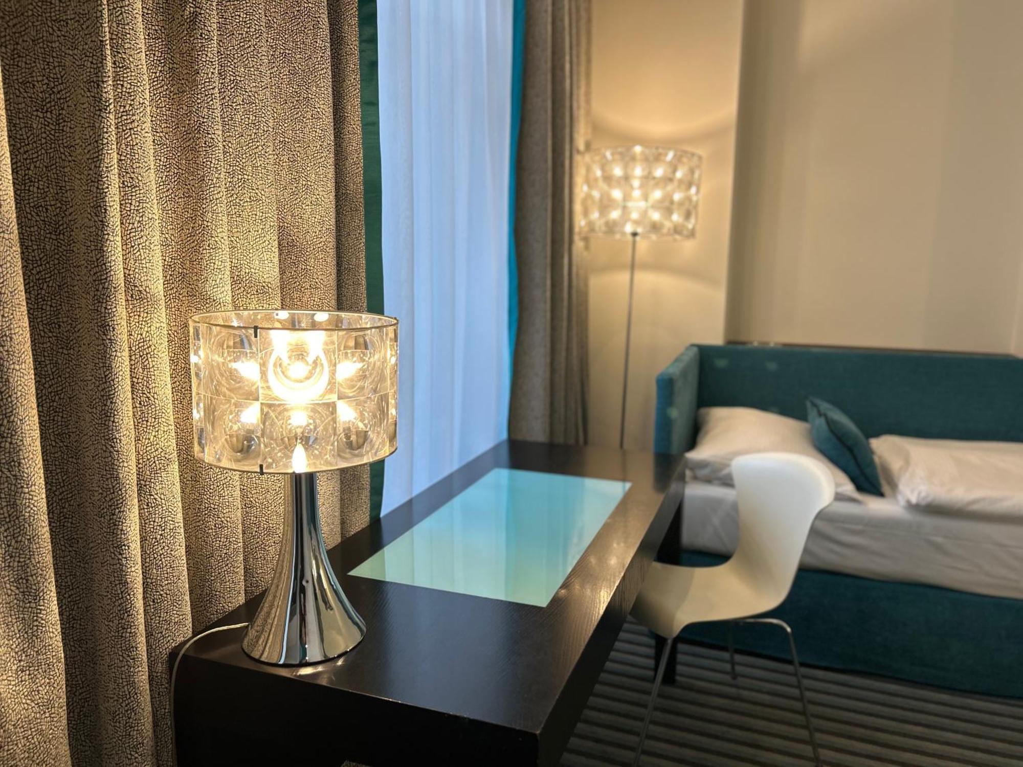 Red & Blue Design Hotel Прага Экстерьер фото