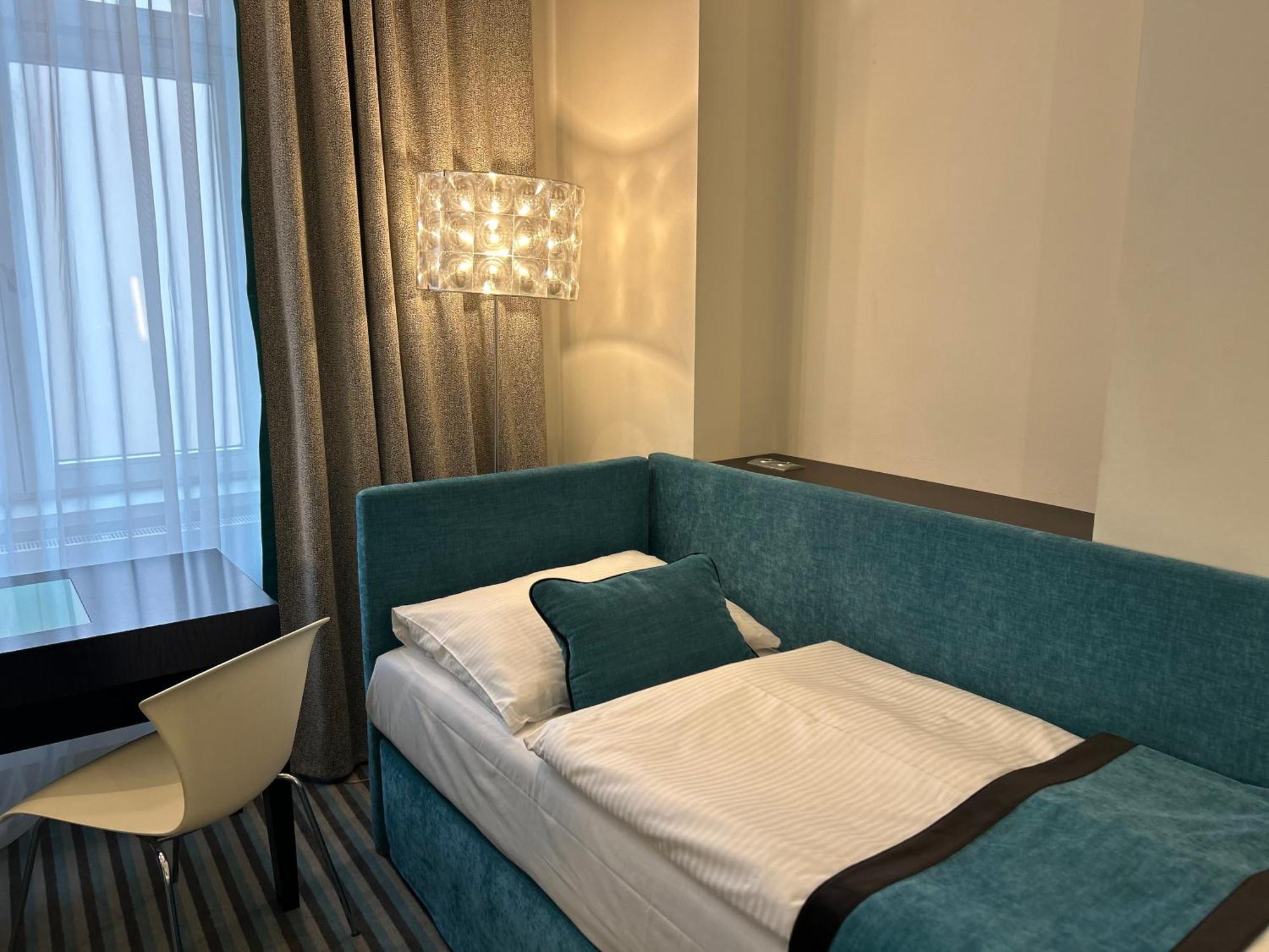 Red & Blue Design Hotel Прага Экстерьер фото