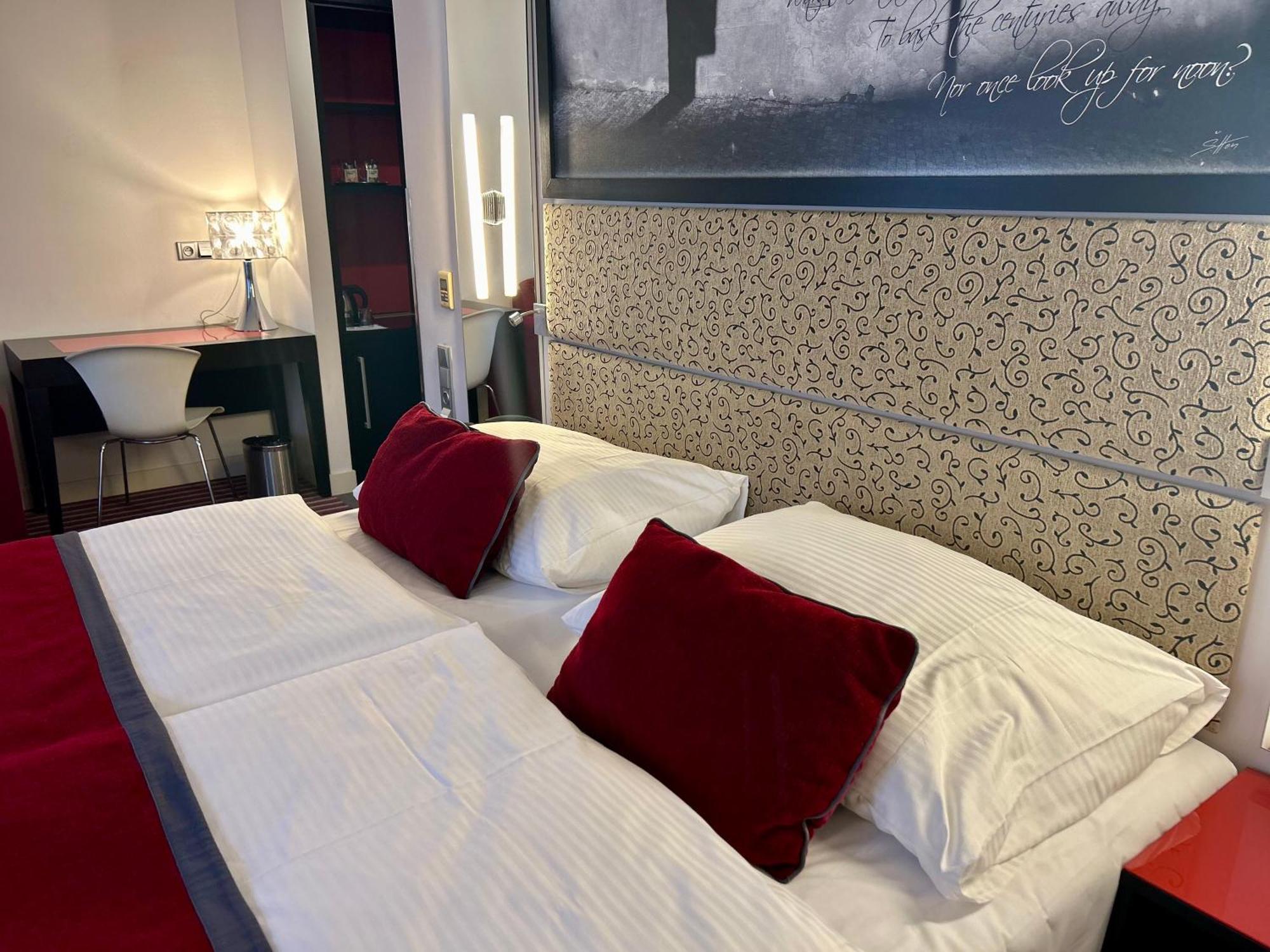 Red & Blue Design Hotel Прага Экстерьер фото